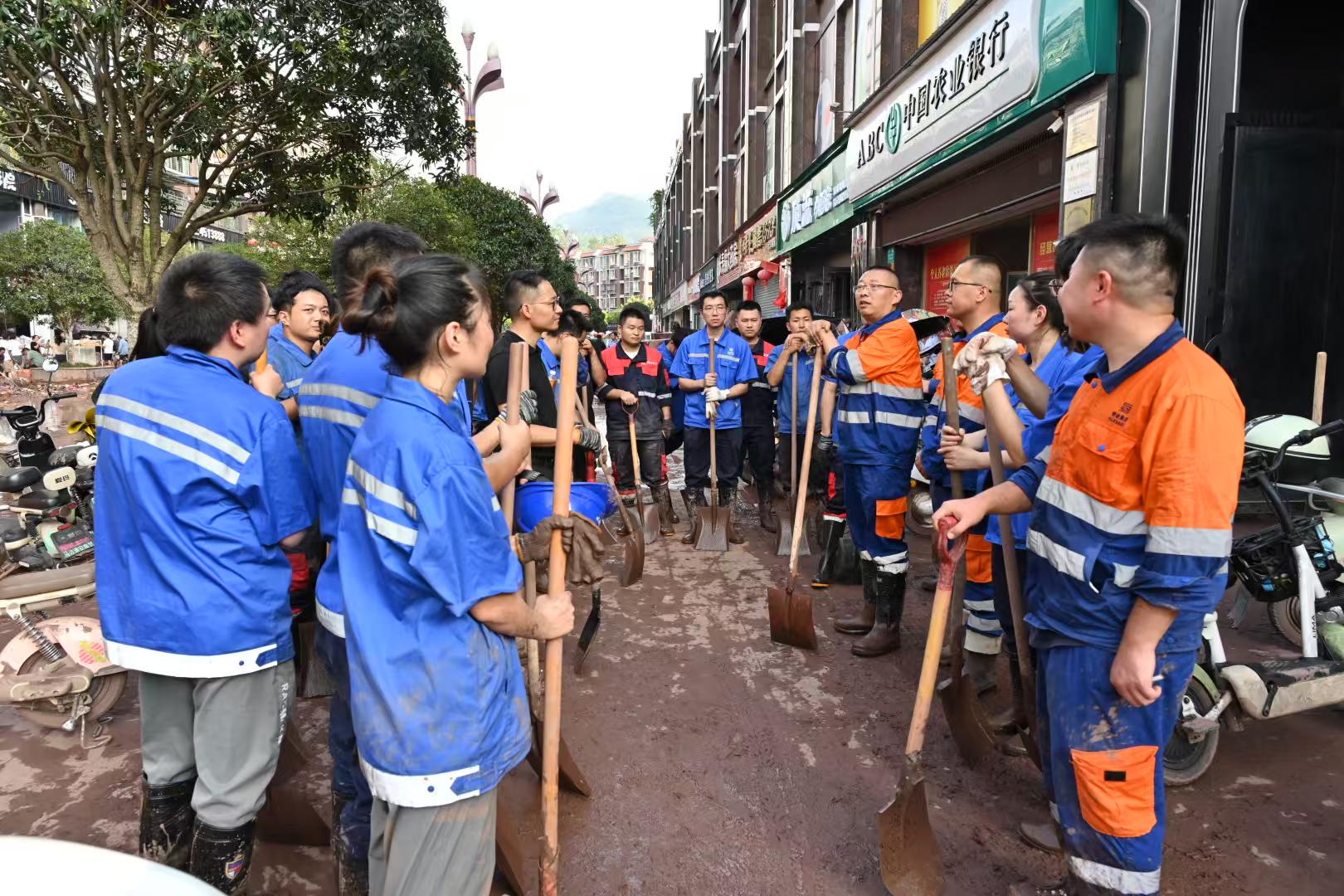 灾情就是命令——蜀能矿产、蜀宏矿业组织党员突击队参加马边县“8·22”暴雨救灾工作